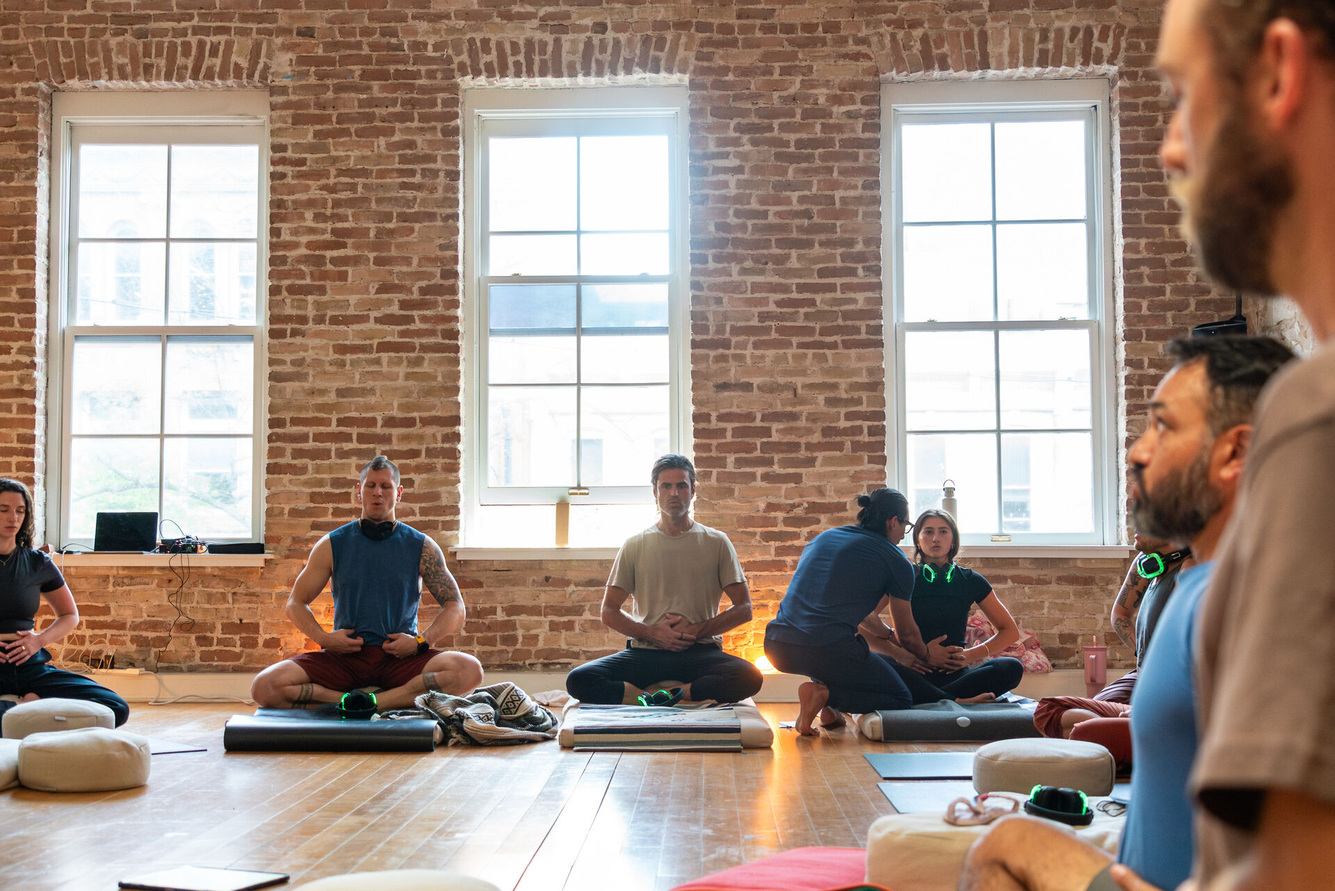 Grupo en círculo de meditación durante una sesión de breathwork