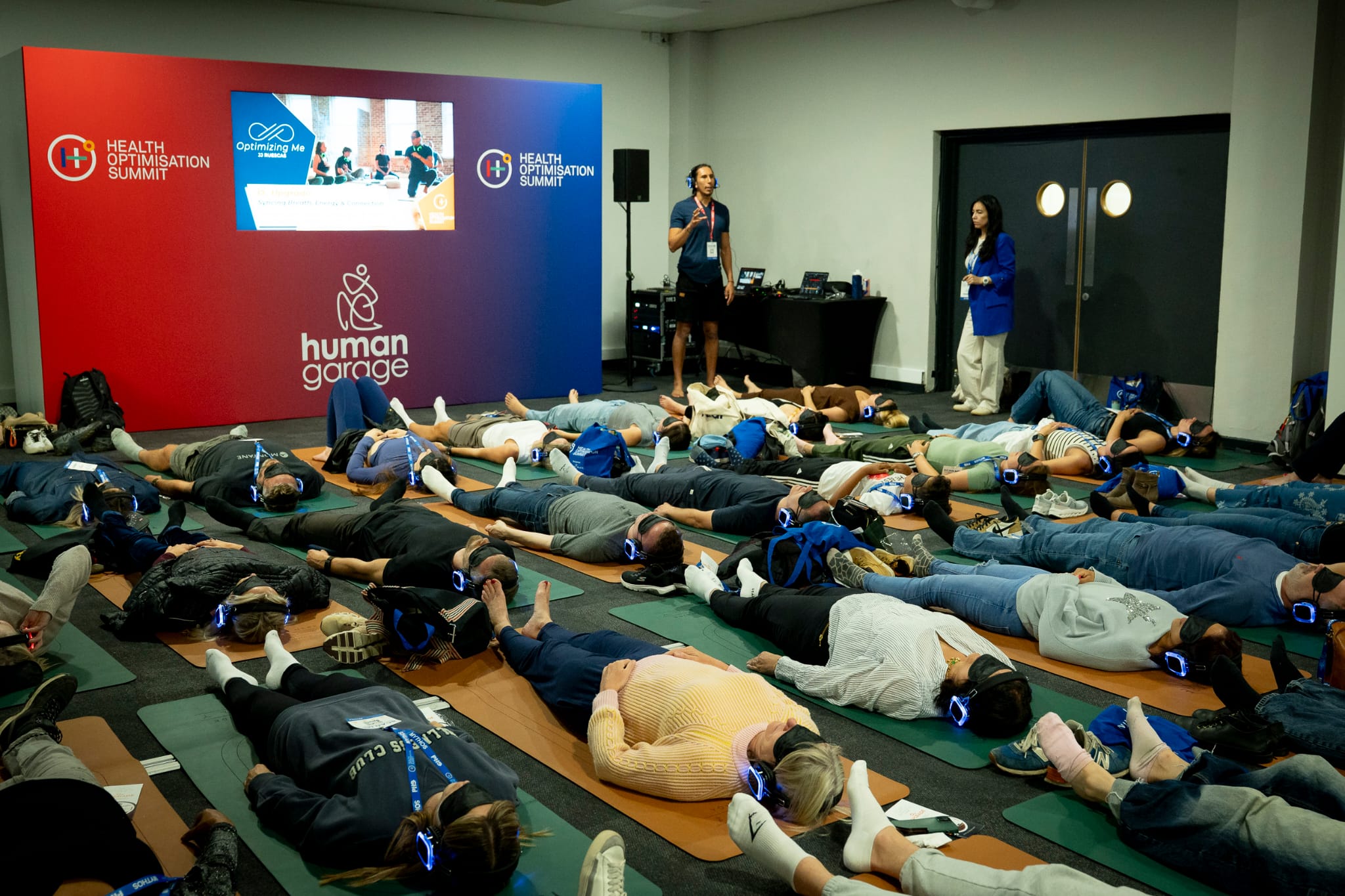 Participantes durante una sesión de breathwork guiada por JJ Ruescas