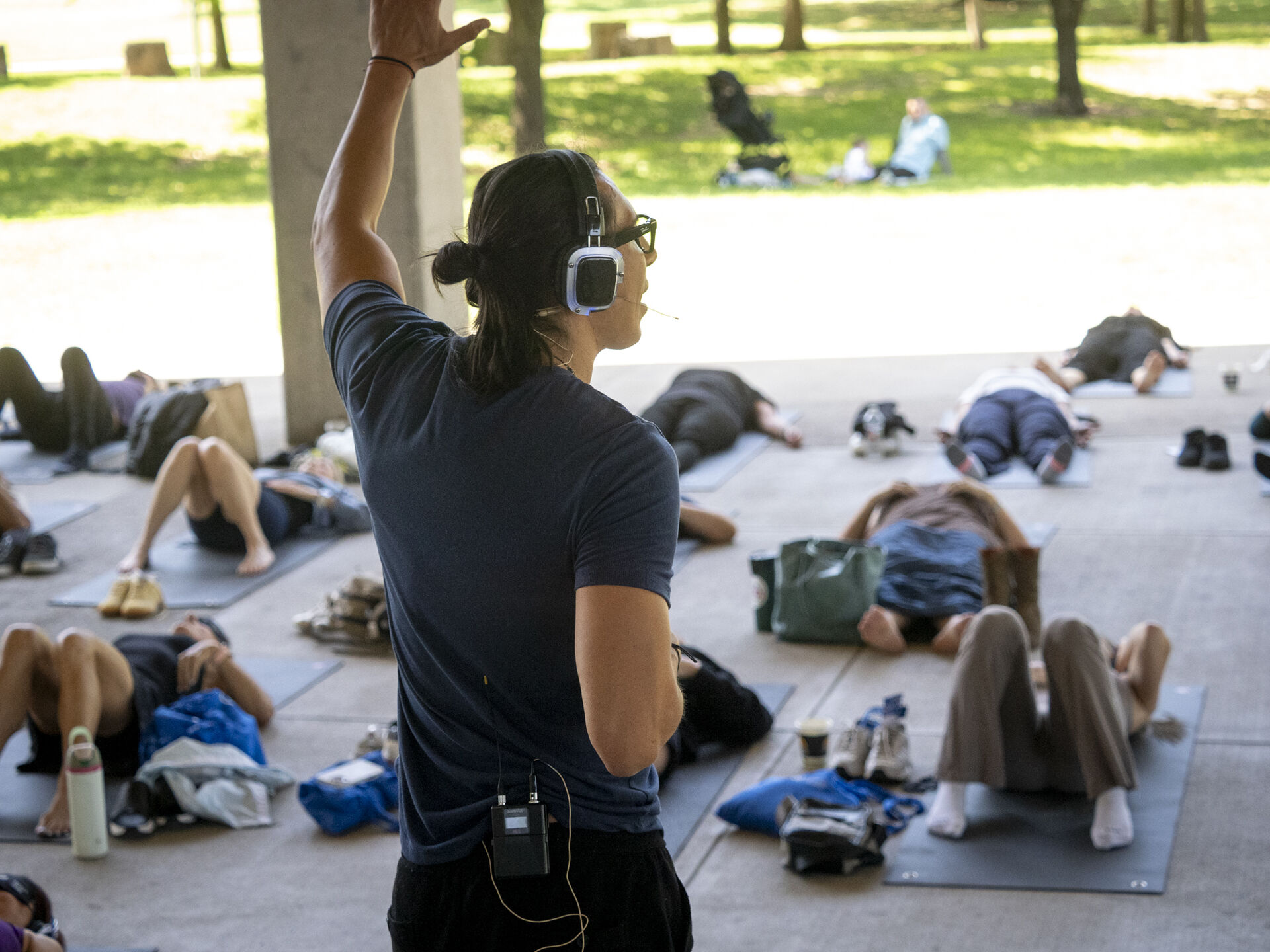 JJ Ruescas guiando una sesión de breathwork al aire libre mientras los participantes respiran acostados