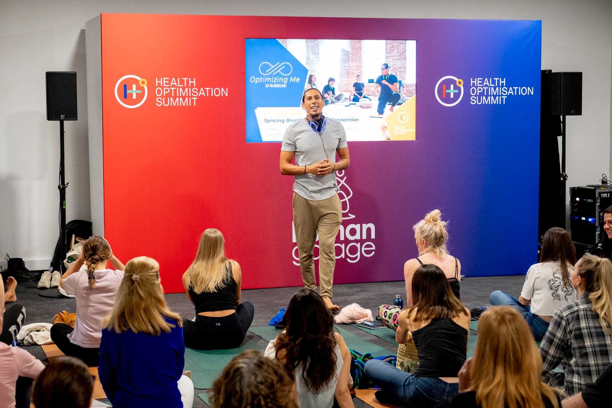 JJ Ruescas facilitando una sesión de breathwork en el Health Optimisation Summit