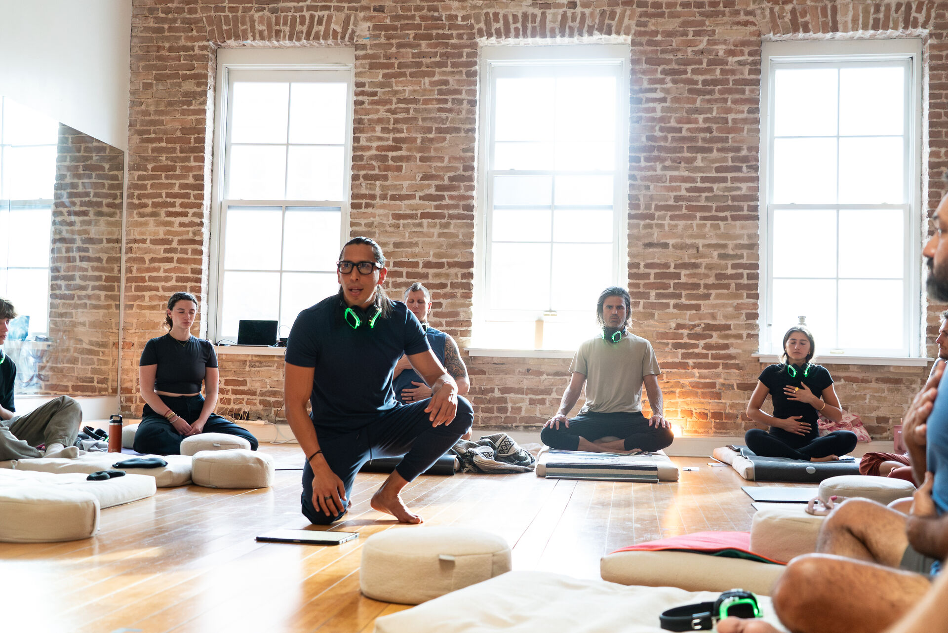 JJ Ruescas enseñando breathwork en un loft con luz natural